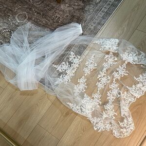 Lace-Trim Bridal Veil with Floral Appliqué